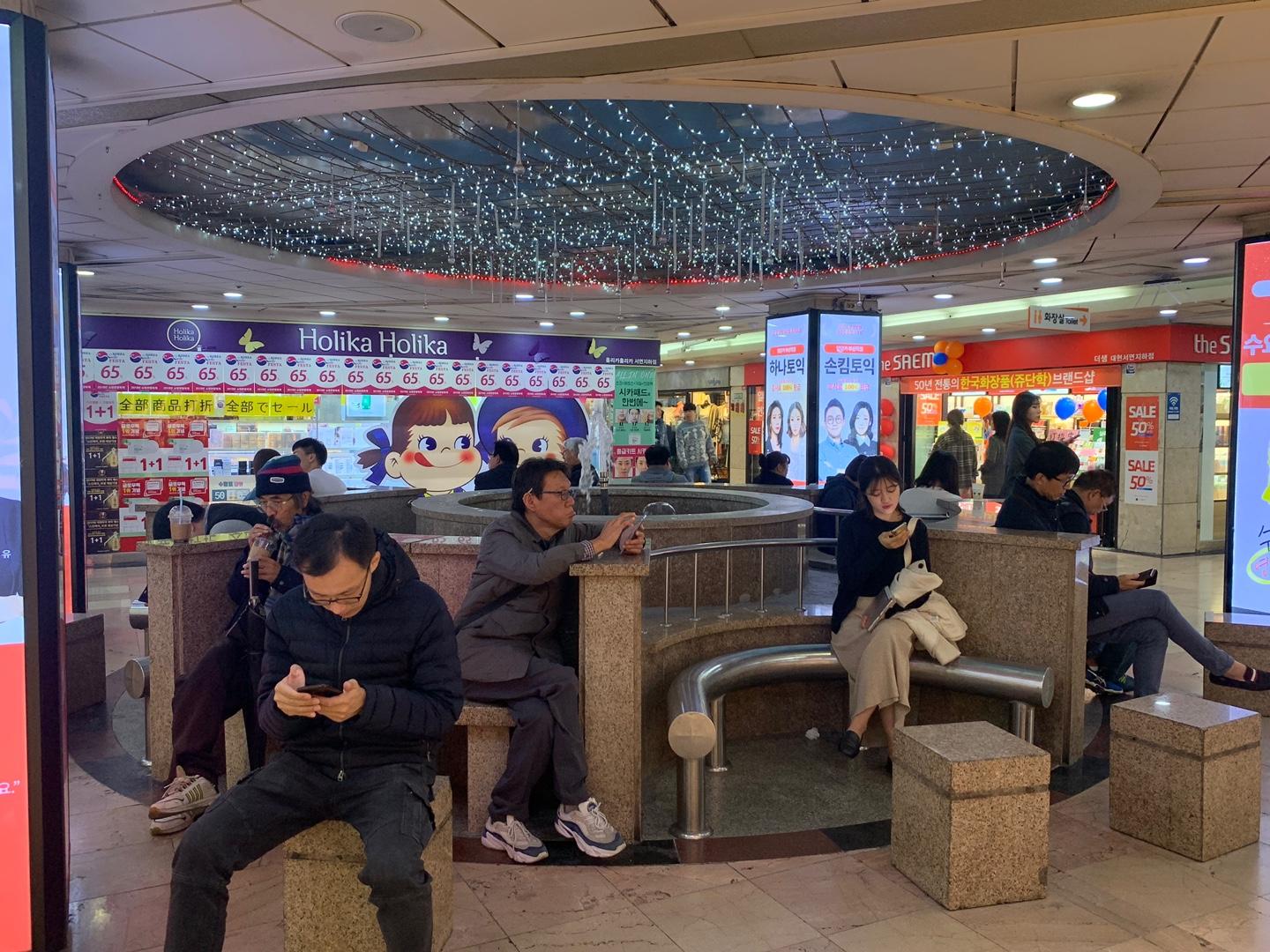 釜山西面地下街购物商店，时尚服饰店，提供各种潮流单品。